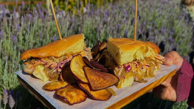 Lomitos, picadas, ensaladas, milanesas y pastas son algunas de las opciones de almuerzo en el mejor restaurante de las Sierras Chicas de Córdoba.