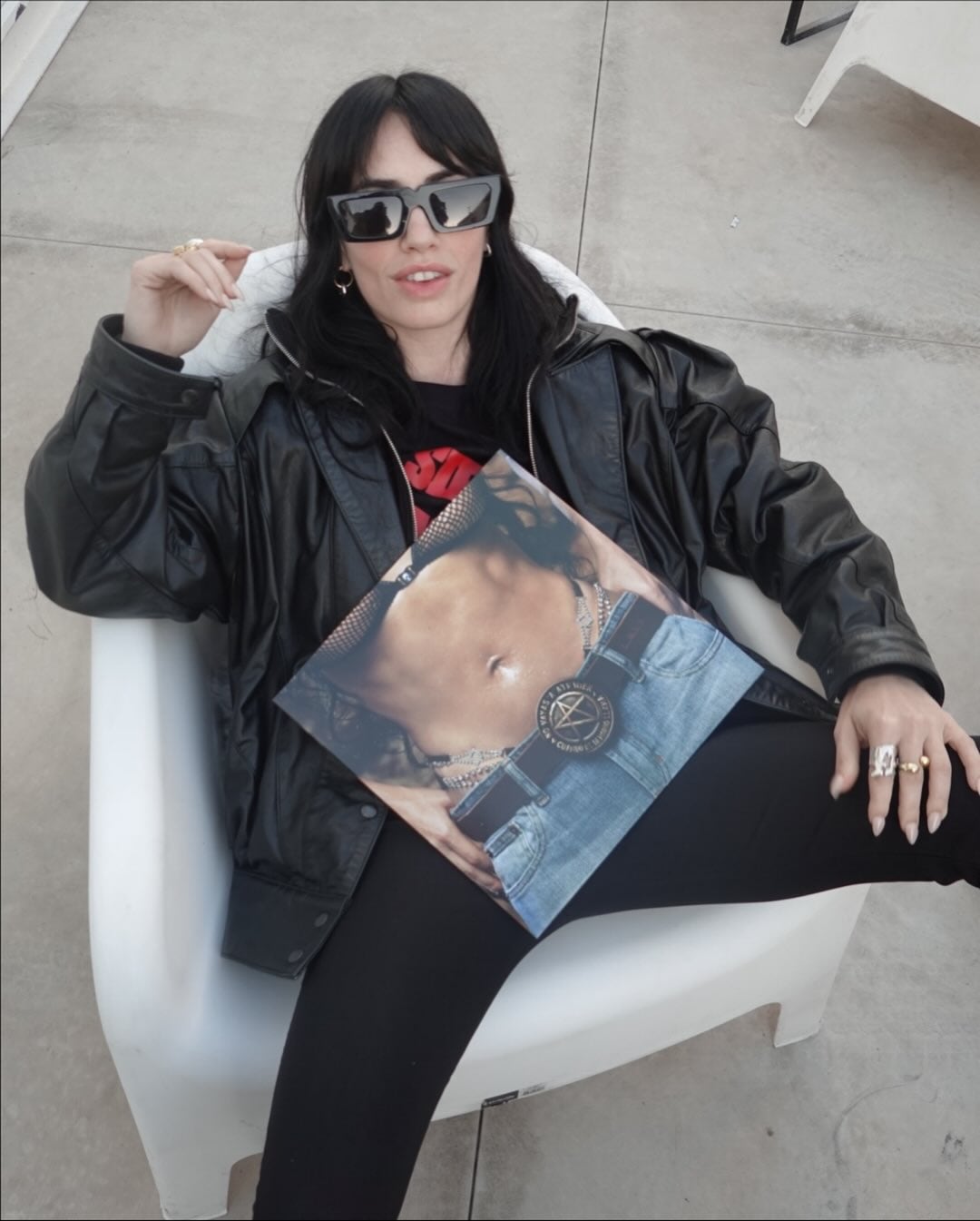 La famosa posó junto al vinilo.