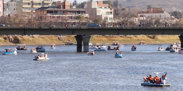 ID:6467999 turismo turistas
 fin de semana largo en la costanera del Lago San Roque
 carlos paz botes
yanina aguirre