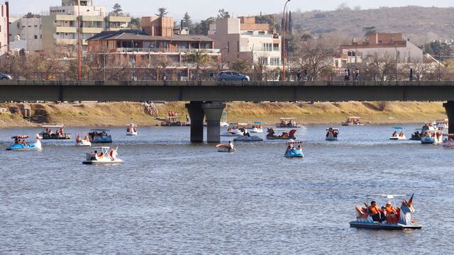 ID:6467999 turismo turistas
 fin de semana largo en la costanera del Lago San Roque
 carlos paz botes
yanina aguirre