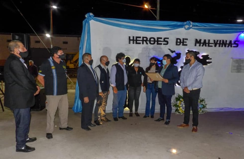 Escracharon a un concejal por ir a un acto de Malvinas con una camisa de Inglaterra