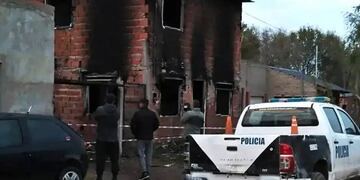 En el incendio murieron dos adultos y un menor; otro pequeño se salvó porque lo sacaron por la ventana.