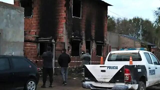 En el incendio murieron dos adultos y un menor; otro pequeño se salvó porque lo sacaron por la ventana.