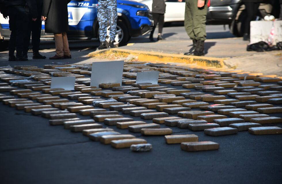 Córdoba: transportaban más de 380 kilos de marihuana y los detuvieron en Villa Páez