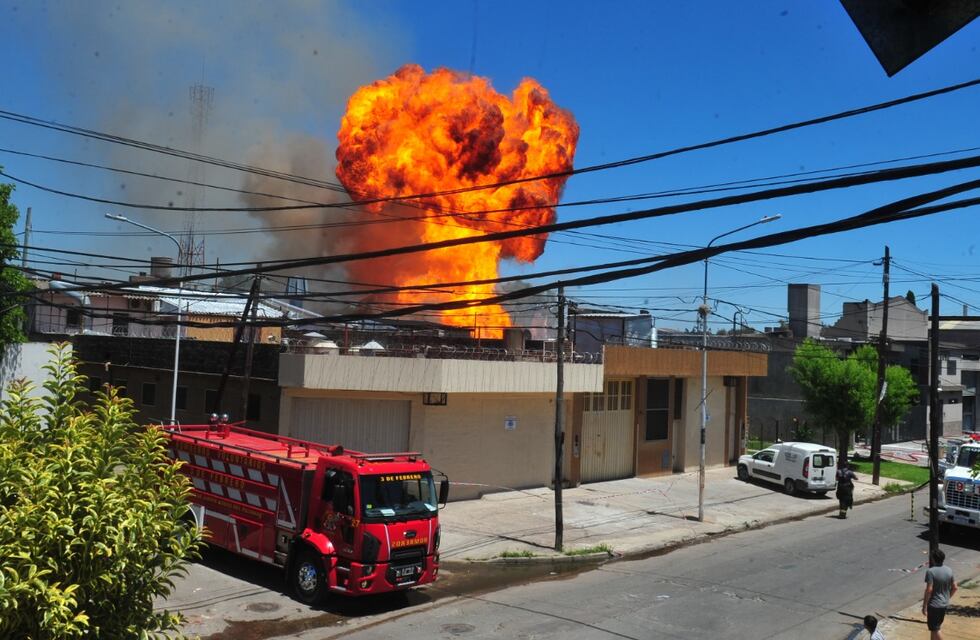 Loma Hermosa: al menos cinco heridos por un voraz incendio en una fábrica de pinturas