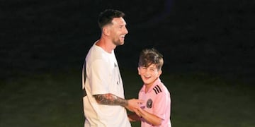 Lionel Messi fue sorprendido por su hijo Thiago y la imagen no pasó desapercibida.