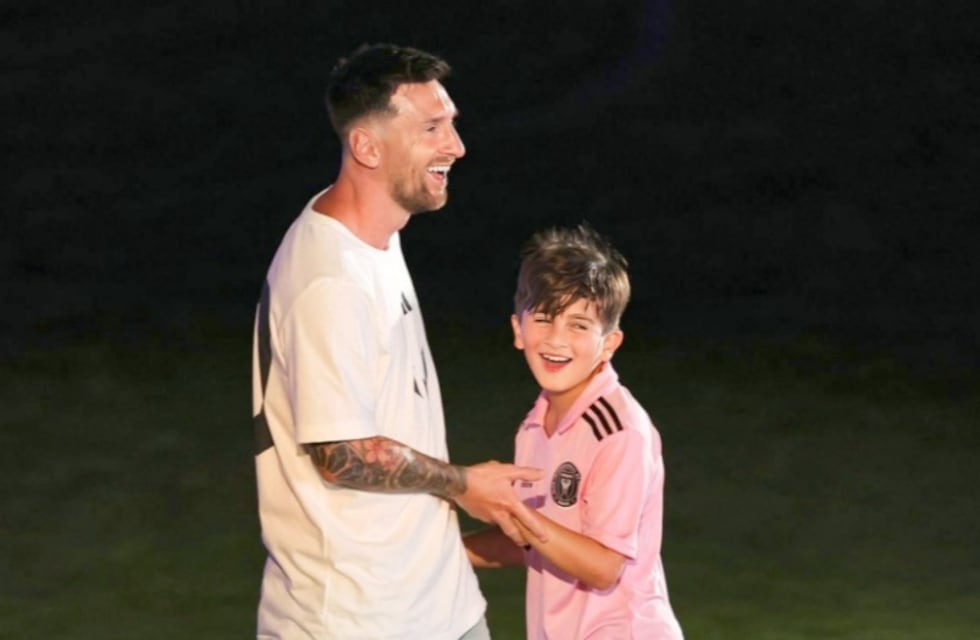 Lionel Messi fue sorprendido por su hijo Thiago en la presentación de Inter Miami y la imagen dio la vuelta al mundo
