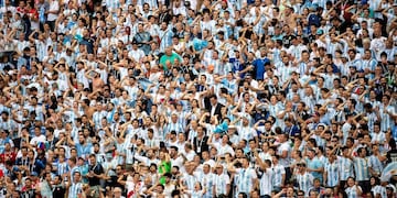Los hinchas argentinos hacen de las suyas en Qatar. (AP)