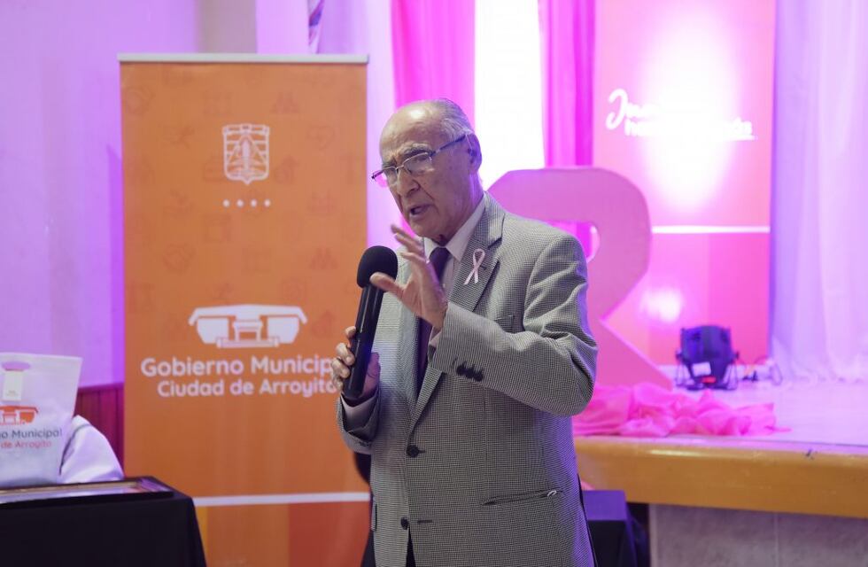 El Profesor René del Castillo disertó en Arroyito en el Mes Rosa
