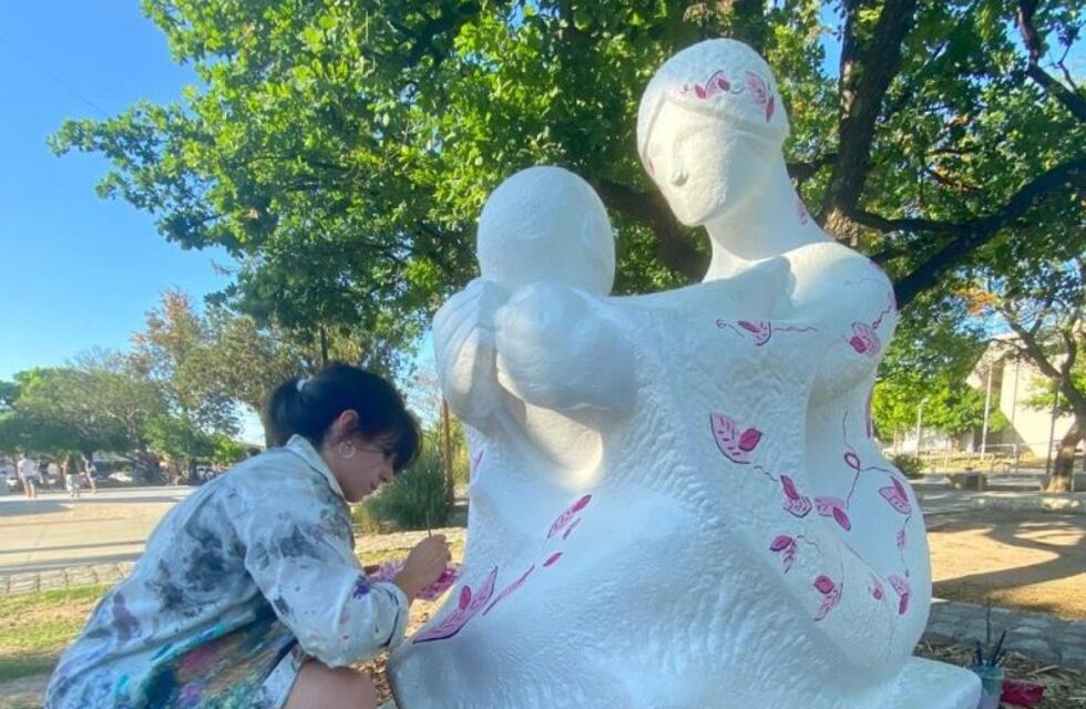 Camila Gerez realizó una intervención artística en el monumento a la Madre