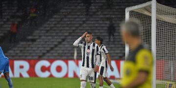 Matías Godoy lamenta la jugada del final, en la que le atajaron un penal. (Facundo Luque / La Voz)