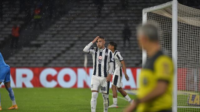 Matías Godoy lamenta la jugada del final, en la que le atajaron un penal. (Facundo Luque / La Voz)