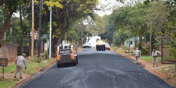 Obras de asfalto sobre empedrado en la chacra 119 de Posadas.