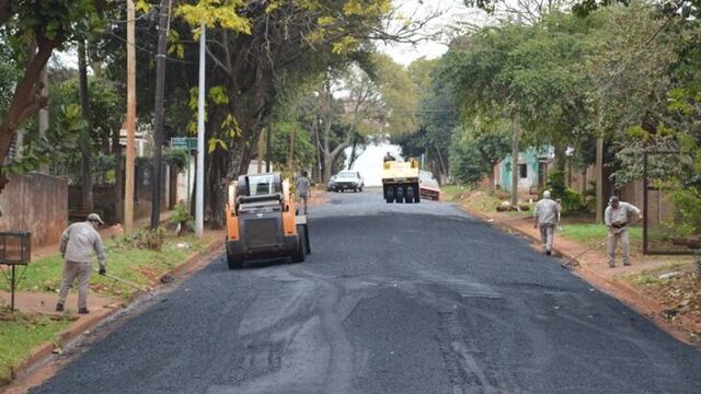Obras de asfalto sobre empedrado en la chacra 119 de Posadas.