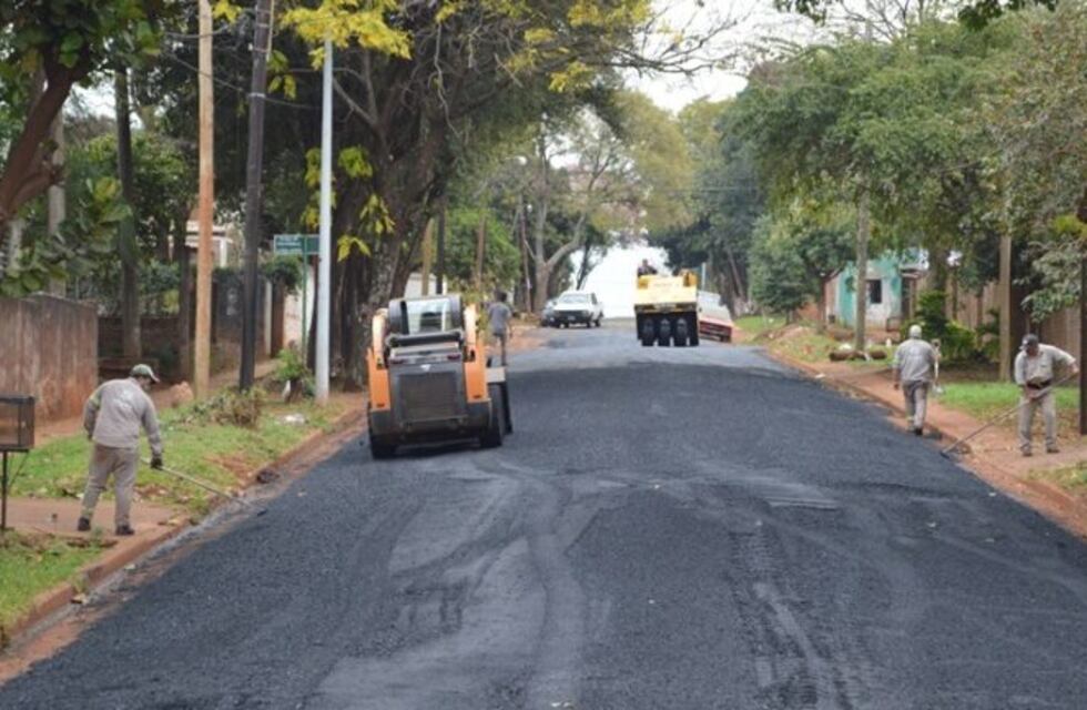 Obras de asfalto sobre empedrado en la chacra 119 de Posadas
