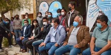 El intendente de la ciudad de La Quiaca, Blas Gallardo, flanqueado por los legisladores provinciales que le expresaron su apoyo en la gestión.