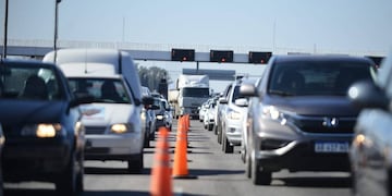 Intenso tránsito en la autopista Córdoba - Carlos Paz en el primer día de receso invernal (José Hernández- La Voz del Interior).