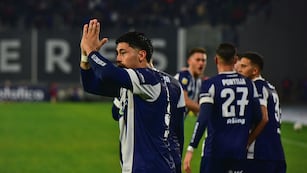 Luis Sequeira, ex San Lorenzo, lo festejó por lo que signfica un gol para Talleres. Después pidió perdón (Nicolás Bravo / La Voz)