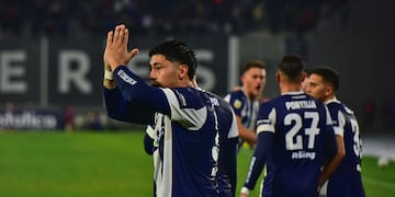 Luis Sequeira, ex San Lorenzo, lo festejó por lo que signfica un gol para Talleres. Después pidió perdón (Nicolás Bravo / La Voz)