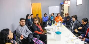 Autoridades sanitarias y referentes barriales acordaron profundizar talleres y dispositivos de escucha abiertos a todas las familias.