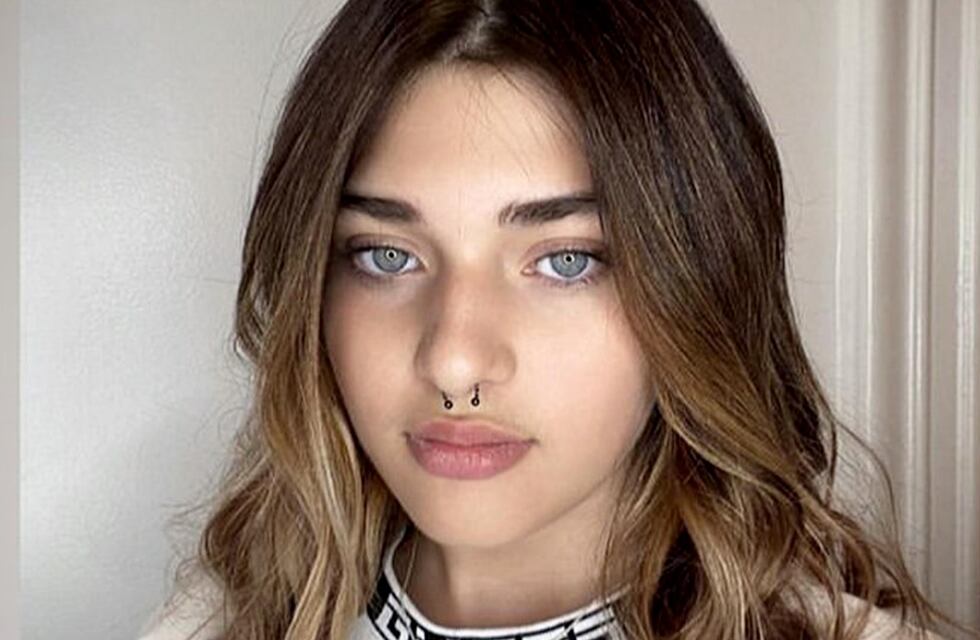 El osado look de Martita Fort: vestido negro extracorto y brillos en plata