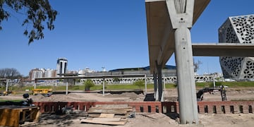 Continúa la construcción de la ciclovía en altura.
