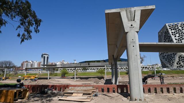 Continúa la construcción de la ciclovía en altura.