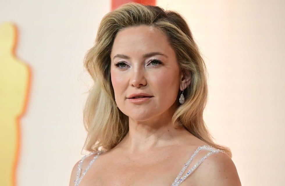 A los 44, Kate Hudson posó sin corpiño y se mostró lista para recibir el verano