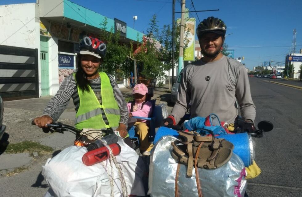 Desde Bahía Blanca hasta Ushuaia una familia santiagueña recorre Argentina en bicicleta