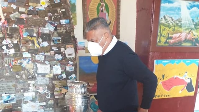 El Chiqui Tapia le llevó la Copa América a la Difunta Correa hasta su santuario.
