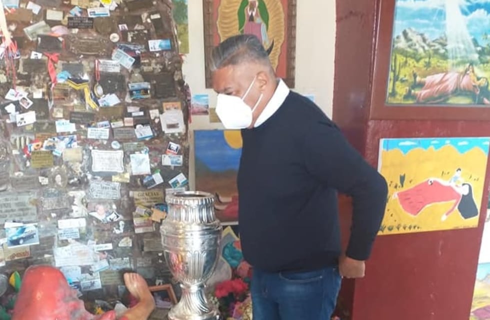 El “Chiqui” Tapia cumplió una promesa y le llevó a la Difunta Correa la Copa América