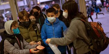 Cada vez más en diferentes países en el mundo, los protocolos sanitarios se han ido flexibilizando, pero la OMS advierte acerca de que la crisis sanitaria aún no acabó.