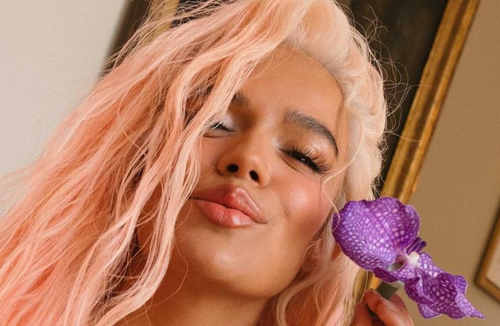 Karol G deslumbró una vez más al usar un vestido blanco que resalta todas sus curvas