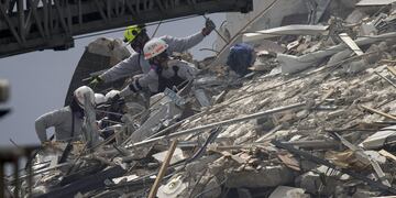 Tareas de rescate tras el derrumbe de un edificio en Miami.