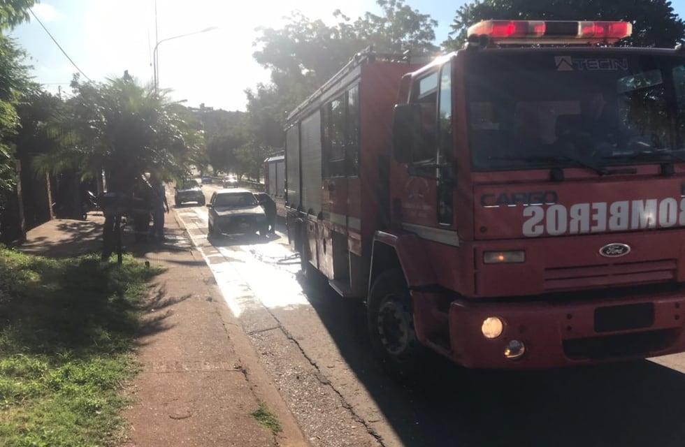 Oberá: un automóvil se prendió fuego en plena avenida