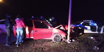 Conductor pierde el control y embiste contra un poste de luz