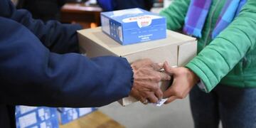 Entrega de ayuda alimentaria en Rafaela