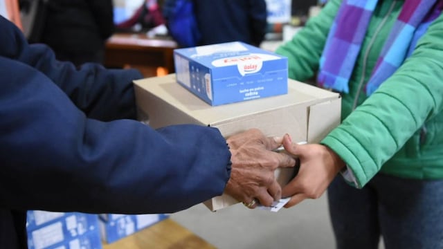 Entrega de ayuda alimentaria en Rafaela