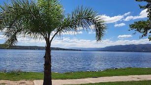 Carlos Paz paisaje soleado.