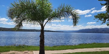 Carlos Paz paisaje soleado.