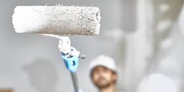 El cordobés agarró el rodillo y trascendió en las redes con su particular modo para pintar.