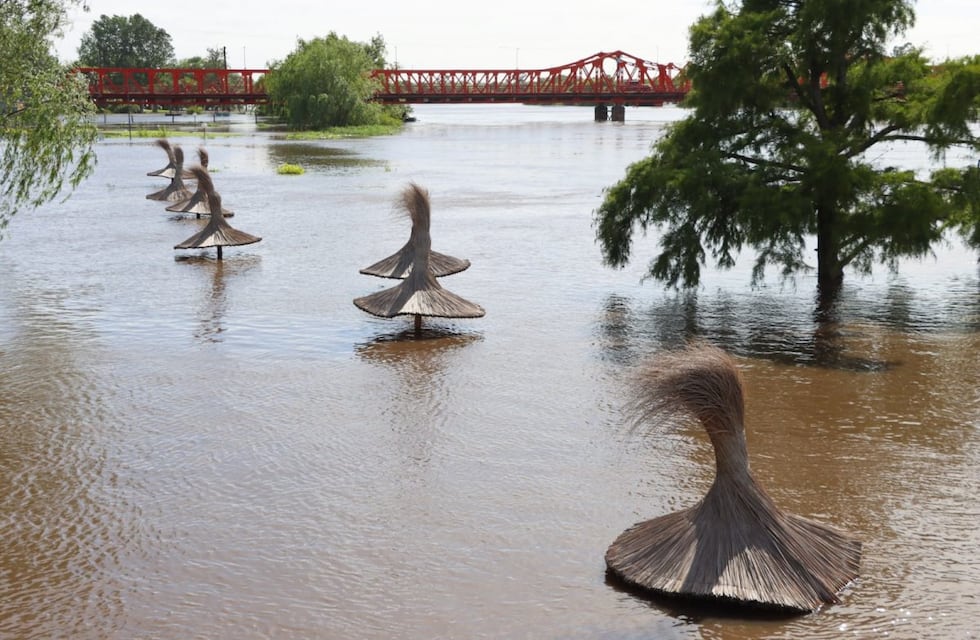 Crece el Río Gualeguaychú y comenzaron a dar asistencia a los afectados