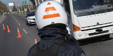Un grupo de delincuentes simularon ser policías, armaron un control en la Ruta 7 en Santa Rosa, y le robaron a un camionero la recaudación. Imagen ilustrativa