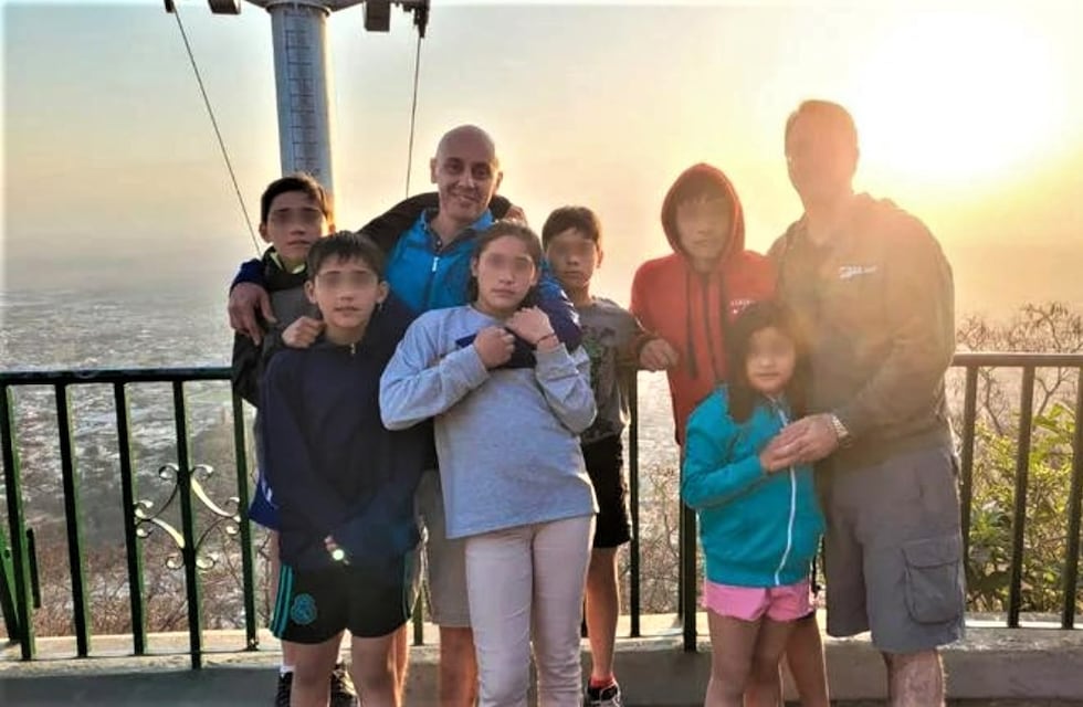 Luego de pedir que no los separen, una pareja de cordobeses adoptó a seis hermanitos salteños