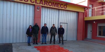 Gestión Ambiental donó una lona de rescate de fauna marina a los Bomberos de Claromecó