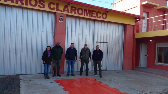 Gestión Ambiental donó una lona de rescate de fauna marina a los Bomberos de Claromecó