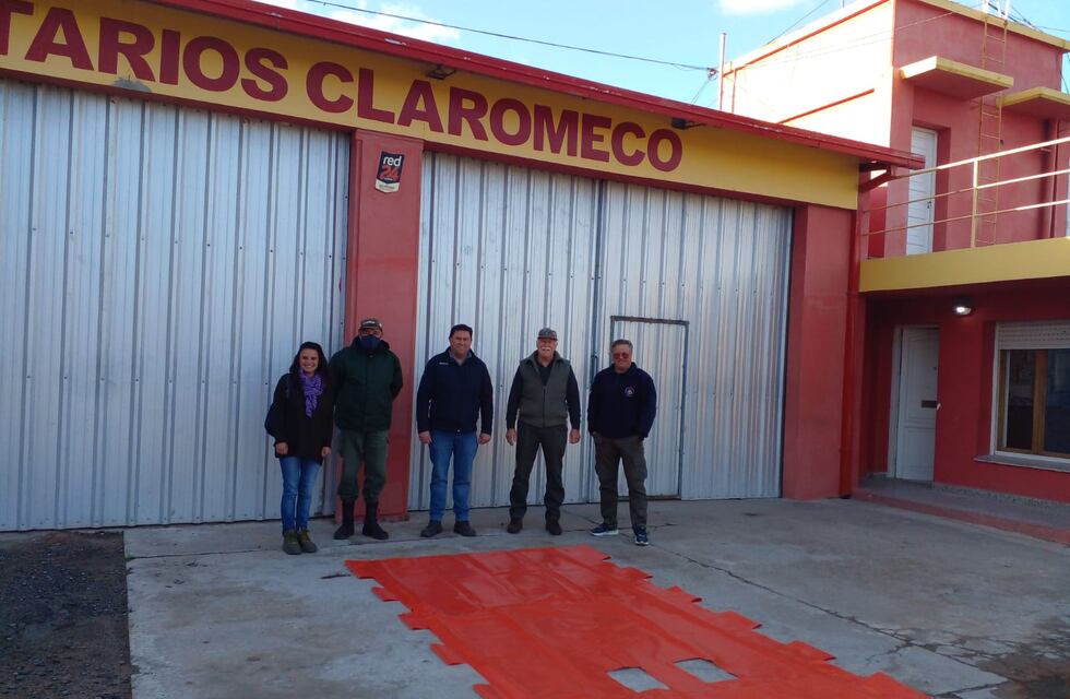Gestión Ambiental donó una lona de rescate de fauna marina a los Bomberos de Claromecó