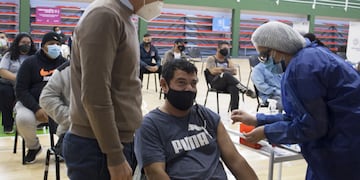 Los empleados municipales se acercaron al vacunatorio instalado en el gimnasio "Pancho" Cerda.