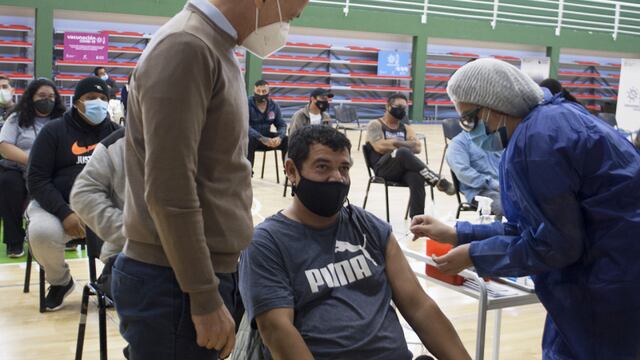 Los empleados municipales se acercaron al vacunatorio instalado en el gimnasio "Pancho" Cerda.