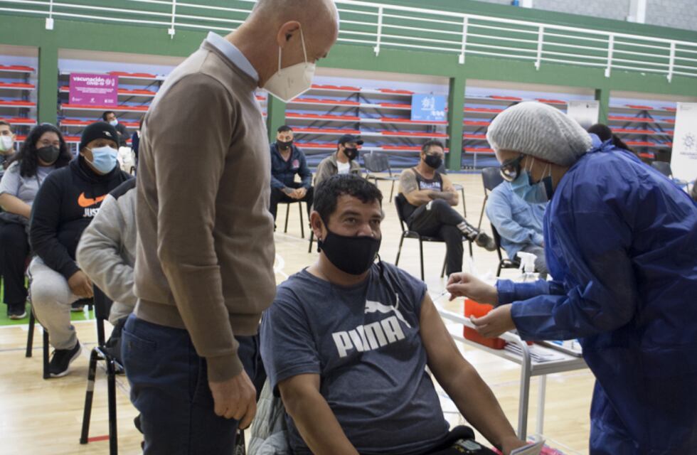 Caleta Olivia, uno de los primeros municipios en Santa Cruz que vacuna al personal municipal y provincial esencial